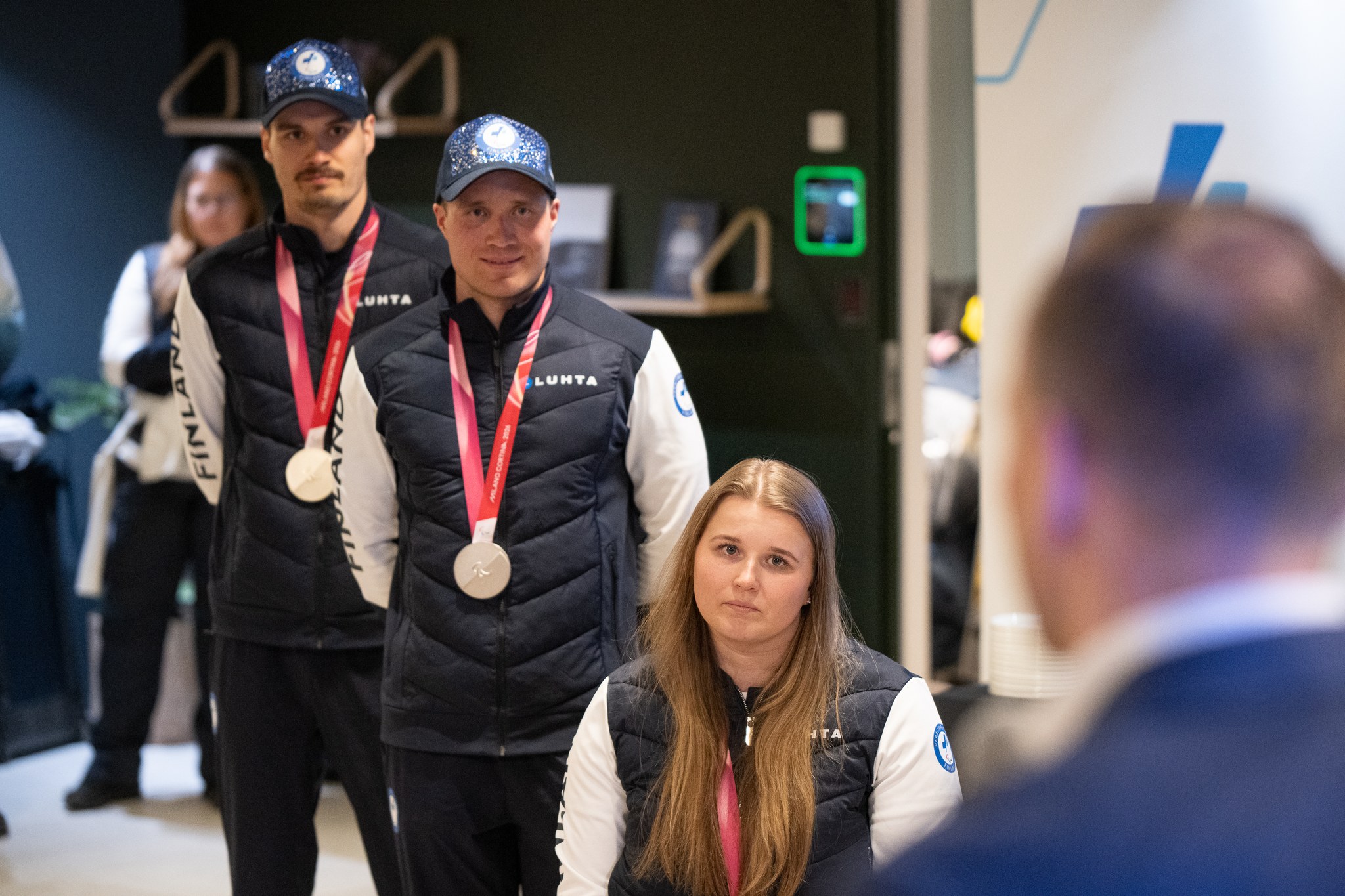 Reetu Inkilä, Inkki Inola ja Nette Kiviranta kuuntelevat Mika Poutalaa hopeamitalit kaulassaan.